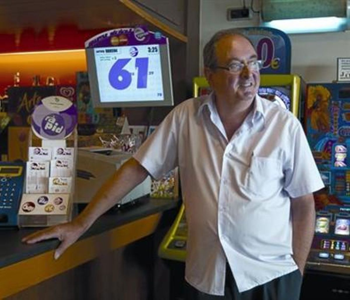 Antoni Rovira, amo del bar Rovira, al costat del monitor de la Loto Exprés, dijous. Antoni Rovira, amo del bar Rovira, al costat del monitor de la Loto Exprés, dijous.