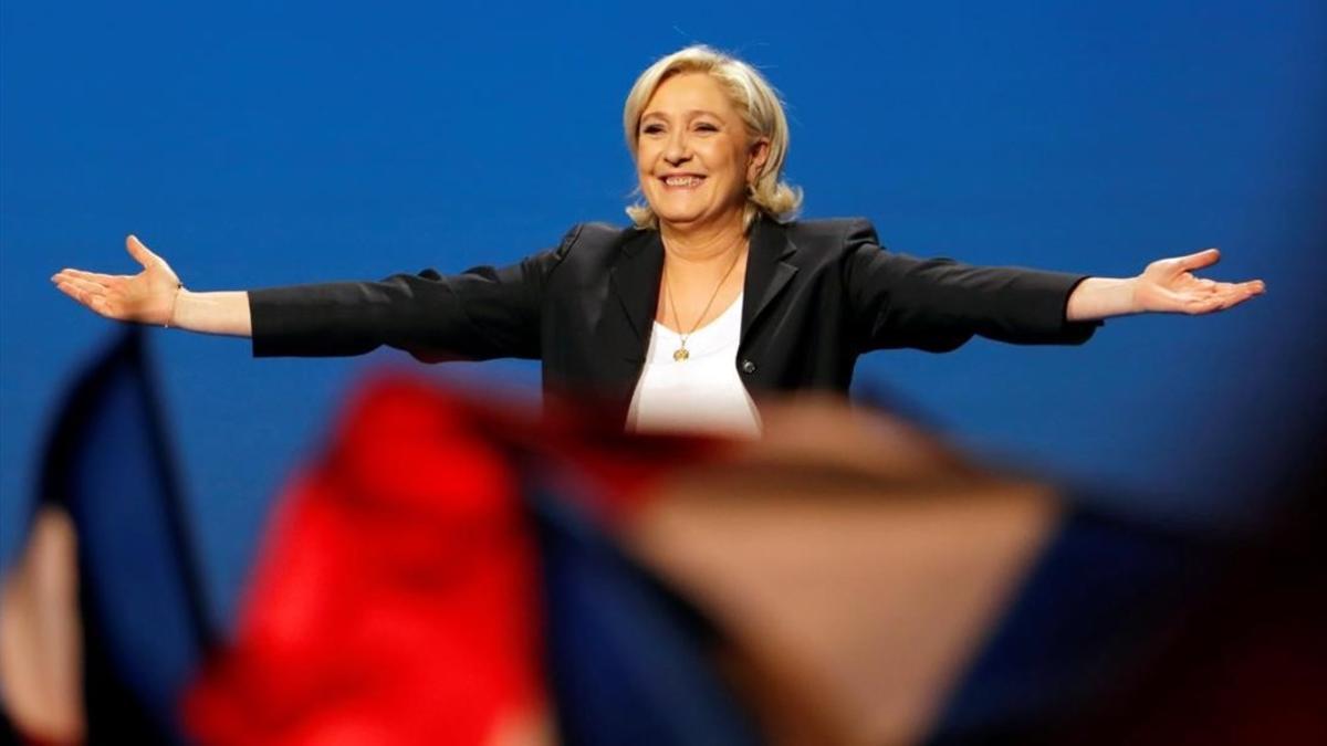 Le Pen, sonriente, en su acto electoral en Villepinte, cerca de París, el 1 de mayo.