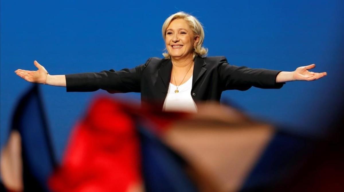 Le Pen, sonriente, en su acto electoral en Villepinte, cerca de París, el 1 de mayo.