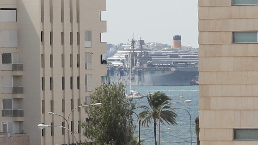 US-Kriegsschiffe im Hafen von Palma. Gesehen aus der MZ-Redaktion.