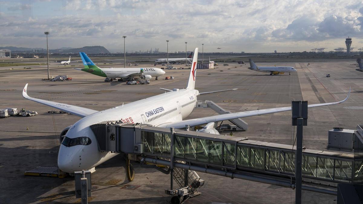 Un avión de China Eastern en el aeropuerto de Barcelona-El Prat.