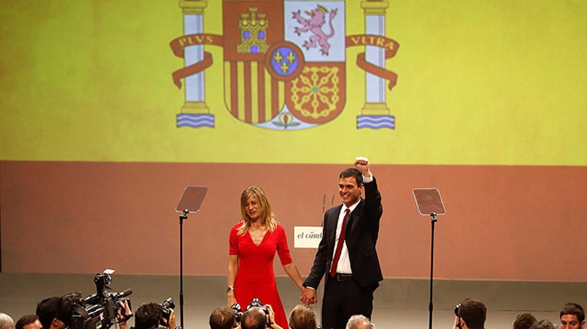 Pedro Sánchez, al costat de la seva dona, Begoña Fernández, en l’acte del PSOE a Madrid.
