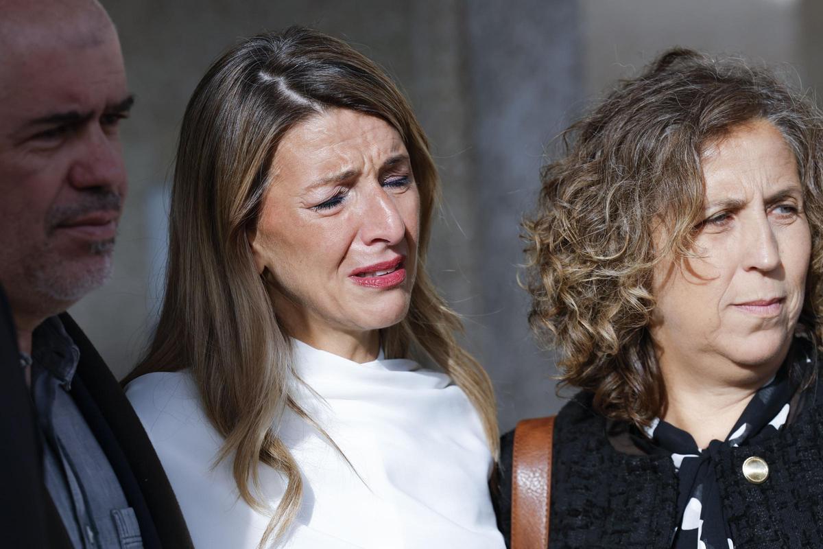 La vicepresidenta del Gobierno, Yolanda Díaz (c), junto a la secretaria general en Galicia de CCOO, Amelia Pérez (d), y el secretario nacional del sindicato, Unai Sordo (i), durante el homenaje póstumo a su padre Suso Díaz este viernes en Santiago