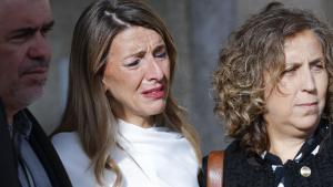 La vicepresidenta del Gobierno, Yolanda Díaz (c), junto a la secretaria general en Galicia de CCOO, Amelia Pérez (d), y el secretario nacional del sindicato, Unai Sordo (i), durante el homenaje póstumo a su padre Suso Díaz este viernes en Santiago