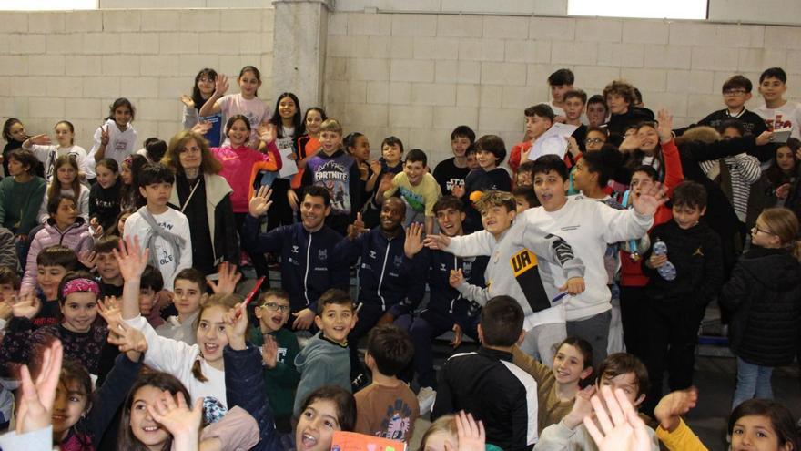 Visita de Edu Sousa, Azael López y Marcos Barbeiro al CEIP A Xunqueira I.