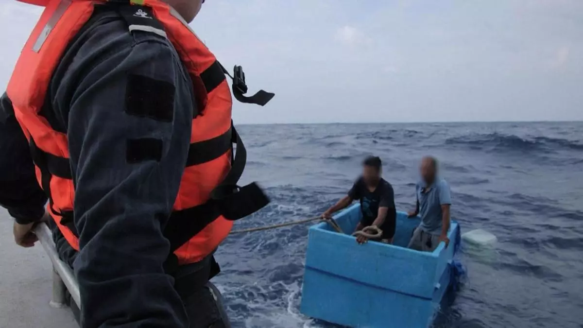 El increíble rescate de dos pescadores mexicanos tras cinco días a la deriva en una nevera