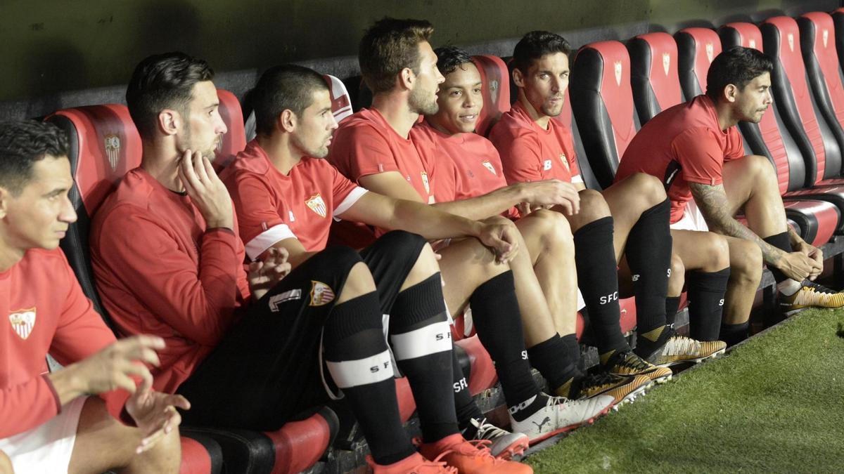 Imagen del banquillo del Sevilla el sábado: Ganso, Rico, Nolito, Vázquez, Muriel, Navas y Banega. / M. Gómez