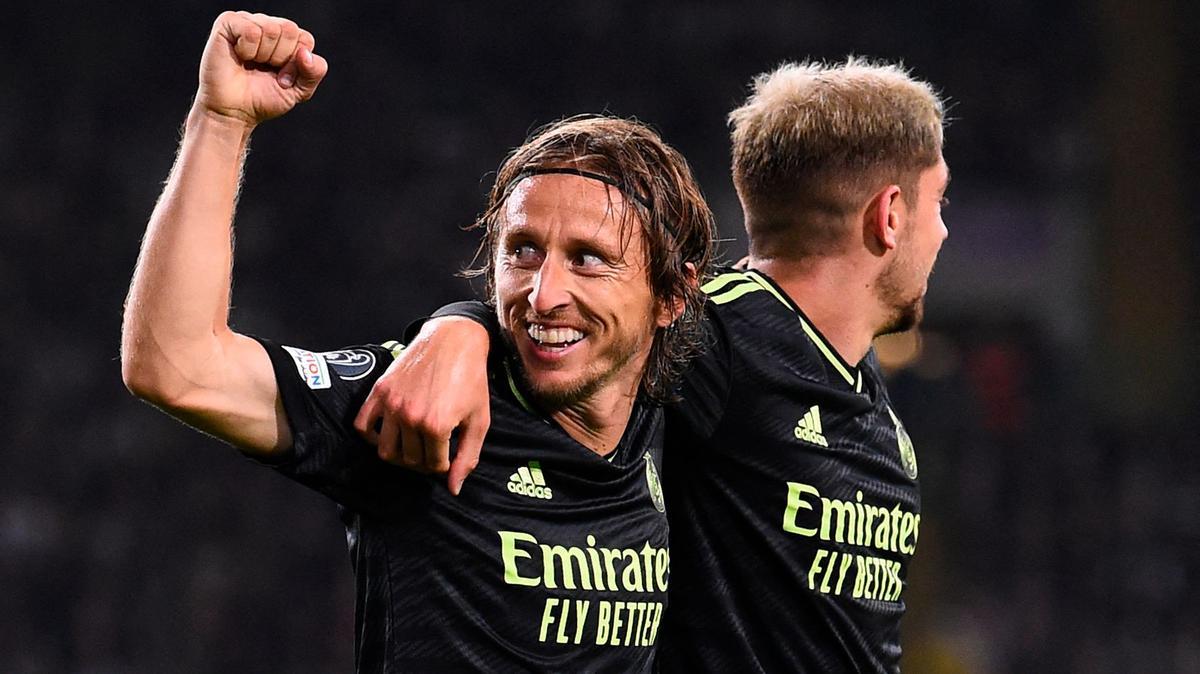 Modric y Valverde celebrando el gol