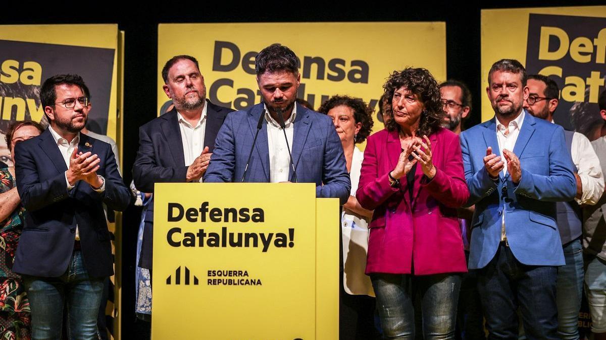 Gabriel Rufián, con Pere Aragonès y Oriol Junqueras tras los resultados de las elecciones del 23-J.