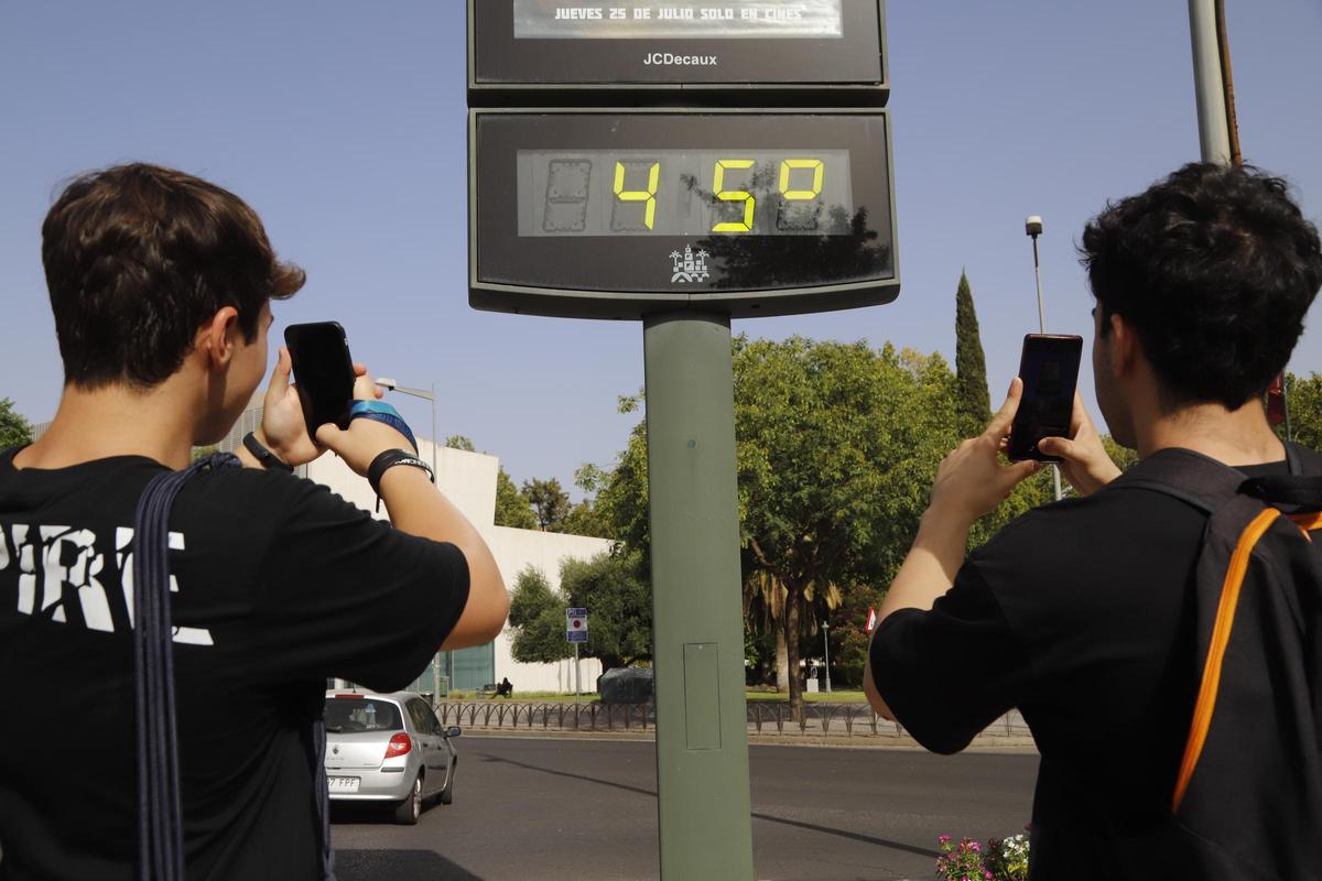 Un termómetro marca 45 grados en Córdoba, este lunes.