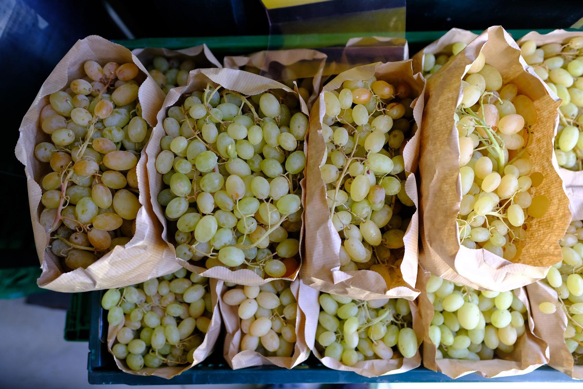 Venta de uvas para fin de año en el Mercado Central