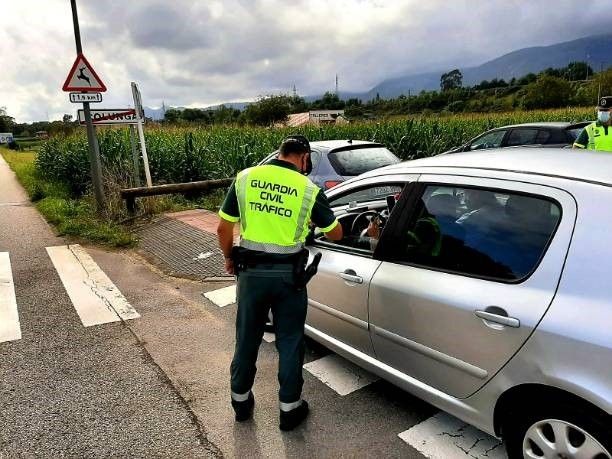 Control de la Guardia Civil de Tráfico en Asturias. El Congreso ha dado luz verde este jueves a la nueva ley de tráfico.