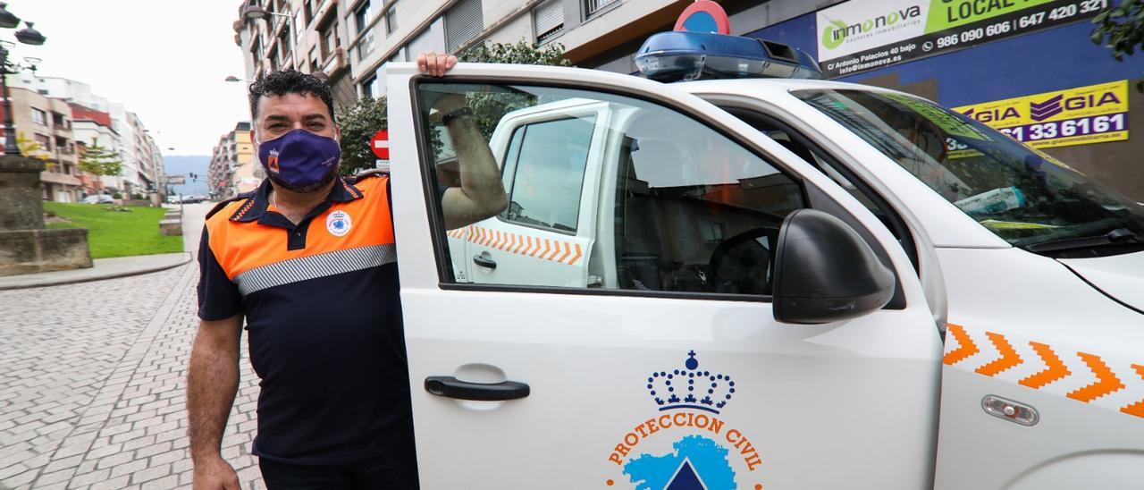 Jesús González, Suso Carrola, presidente de la Agrupación de Voluntarios de Protección Civil de Porriño. // Anxo Gutiérrez