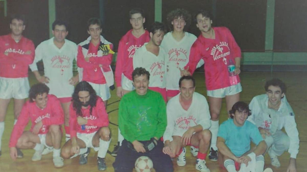 El equipo de fútbol sala del Karma, con el Maño, sentado, el segundo por la derecha