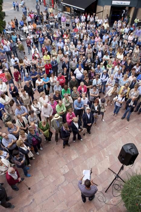 Manifiesto y entrega de firmas a favor de mantener la imagen de la Virgen del Carbayu en el Ayuntamiento de Sama