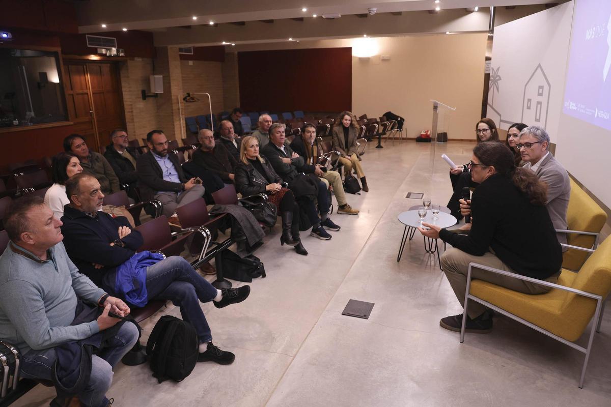 Público asistente a la mesa redonda en la que Laura Gascón participaba