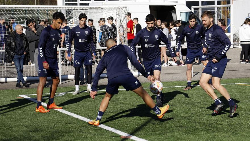 Jugadores del Pontevedra haciendo un rondo ante la mirada de su nuevo entrenador, Señor. |  // GUSTAVO SANTOS