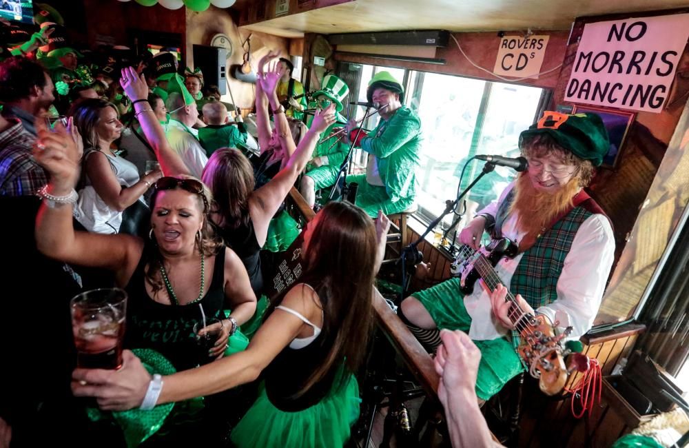 Las calles de la zona de pubs ingleses se tiñen de una marea verde que, como es tradición, conmemora esta fiesta irlandesa por todo lo alto