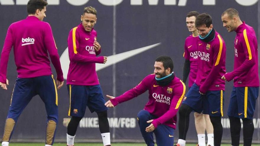 Arda Turan, en el centro, bromea con Bartra y Neymar.