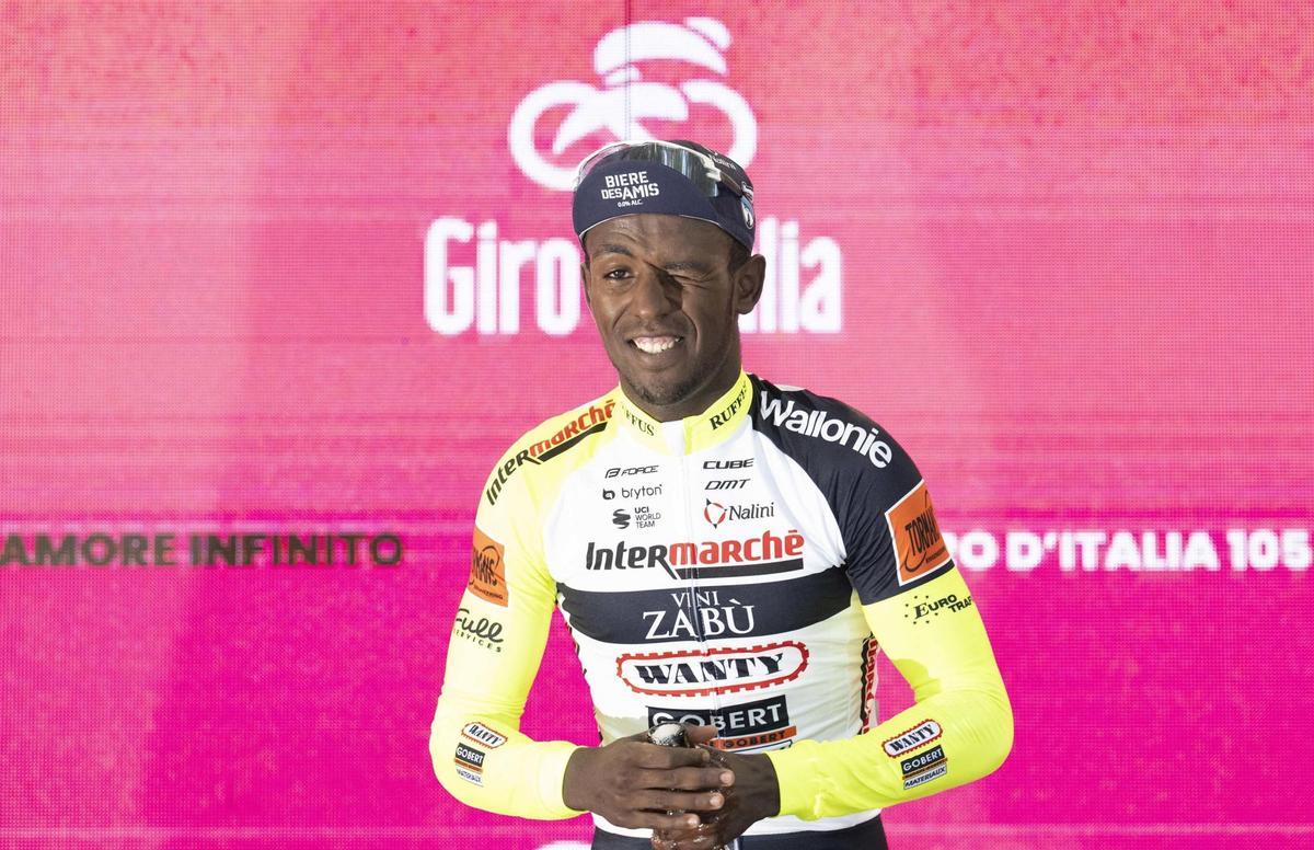 Jesi (Italy), 17/05/2022.- Eritrean rider Biniam Girmay of Team Intermarche-Wanty-Gobert Materiaux celebrates on the podium after winning the 10th stage of the Giro d’Italia 2022 cycling race, over 196km between Pescara and Jesi, central Italy, 17 May 2022. (Ciclismo, Italia) EFE/EPA/MAURIZIO BRAMBATTI