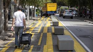 Los bloques de hormigón instalados en la calle de Consell de Cent.