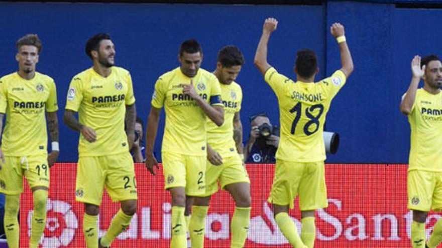 Los jugadores del Villarreal celebran uno de sus goles.