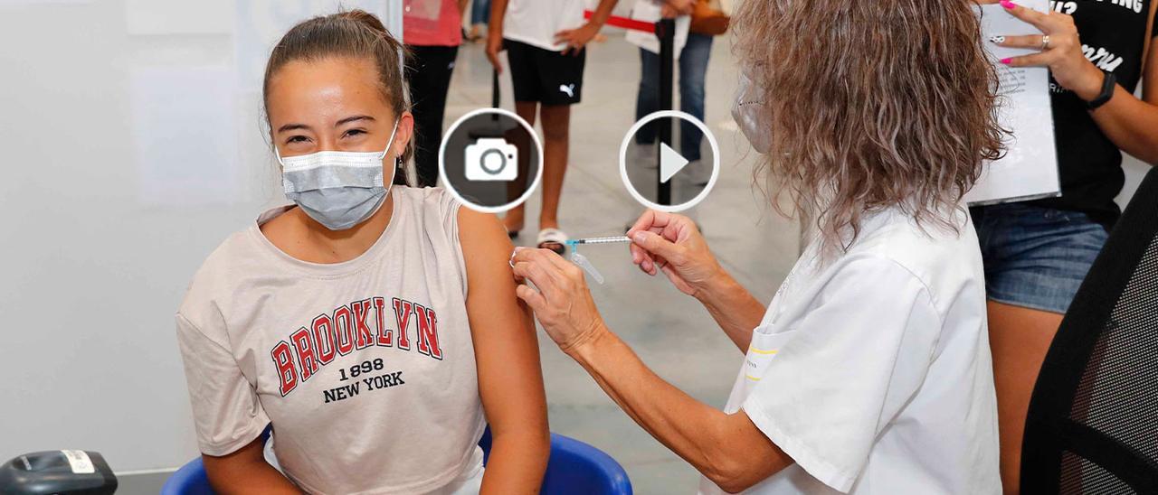 Una niña recibe la primera vacuna, ayer, en el IFEVI