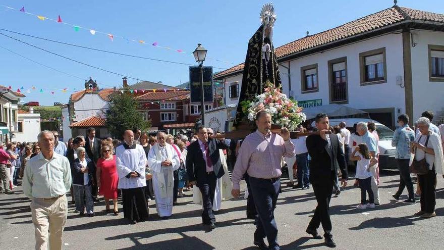 Procesión en una pasada edición de las fiestas de San Martín de Luiña.