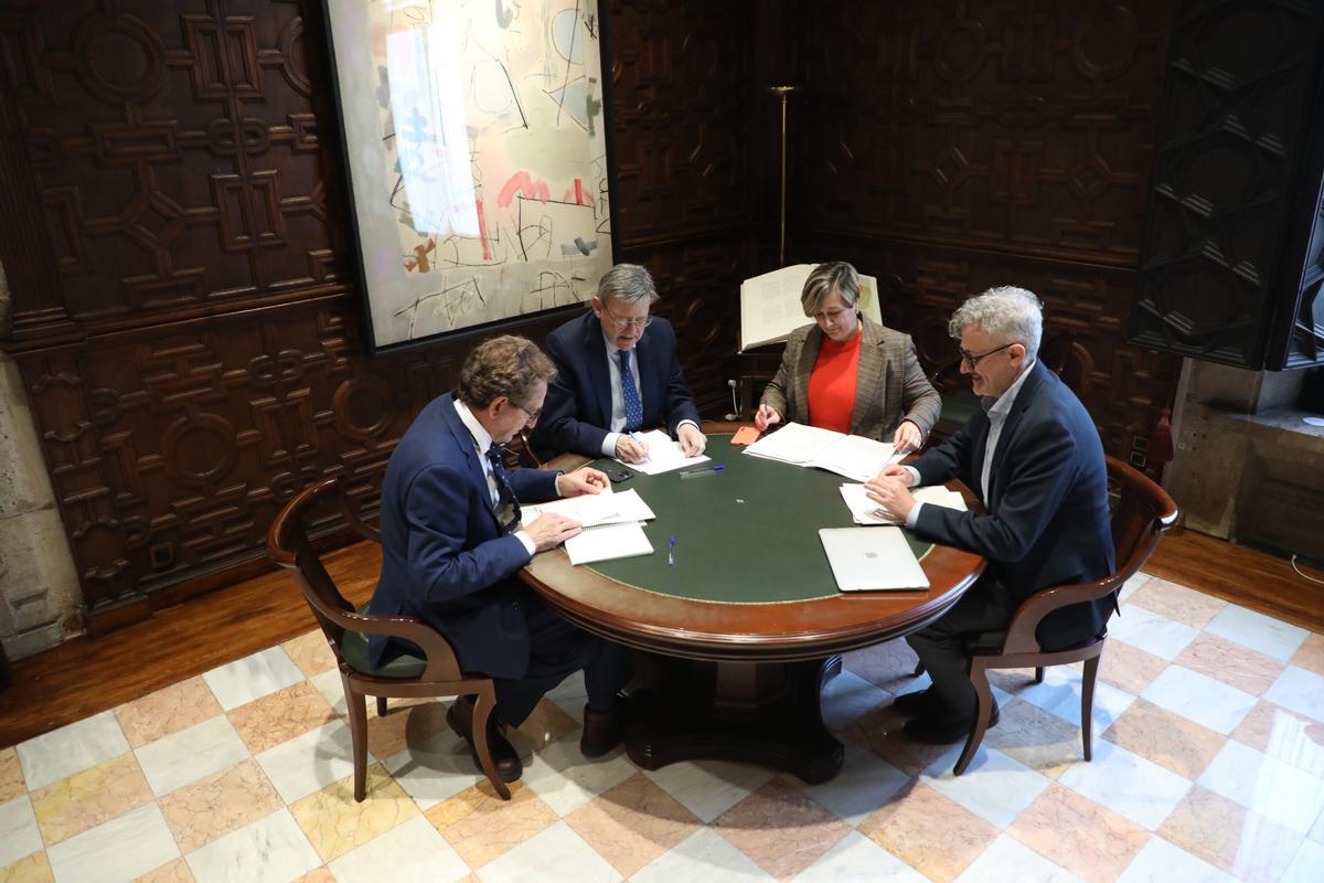 Imagen de la mesa celebrada este jueves con el conseller de Sanidad, el president de la Generalitat, la consellera de Educación y el Alto Comisionado para la Salud Mental