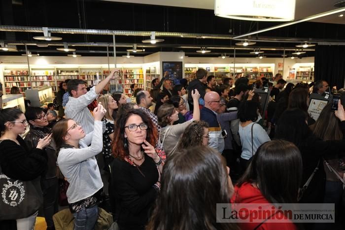 Rozalén, en la firma de discos y libros en FNAC