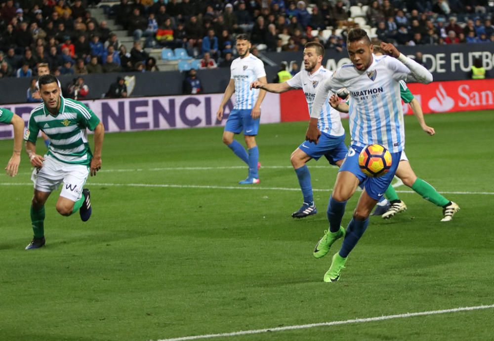 Las imágenes del derbi andaluz en La Rosaleda, que estuvo precedido de un minuto de silencio en memoria de Pablo Ráez. Sobre el césped, el conjunto bético remontó un choque en el que el Málaga CF no estuvo bien.