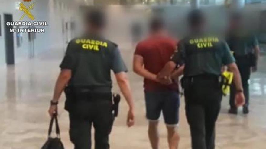 Uno de los acusados en el momento de la detención.