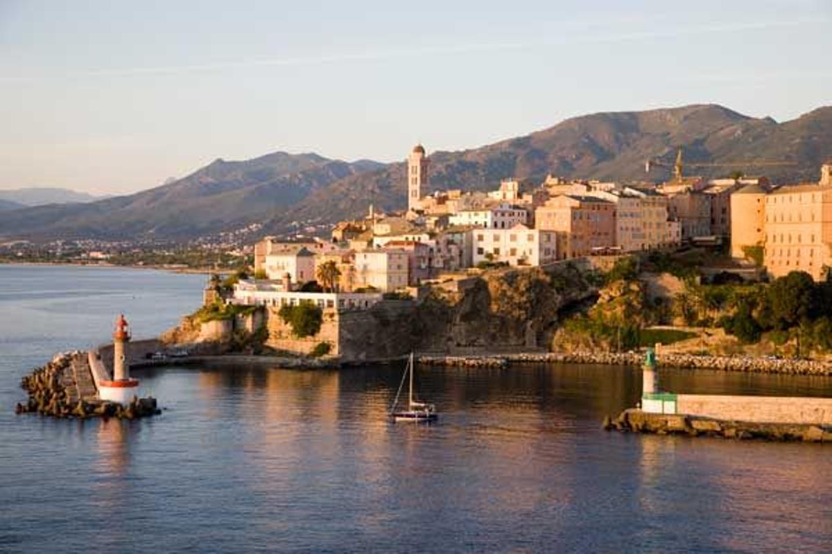 Bastia es una preciosa ciudad barroca en la punta norte de la isla.