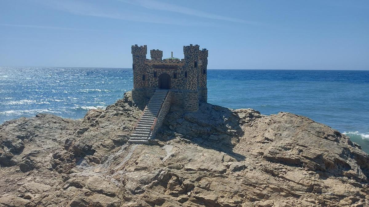 Este es el castillo de Málaga construido por un vecino danés con conchas y rocas de la playa.