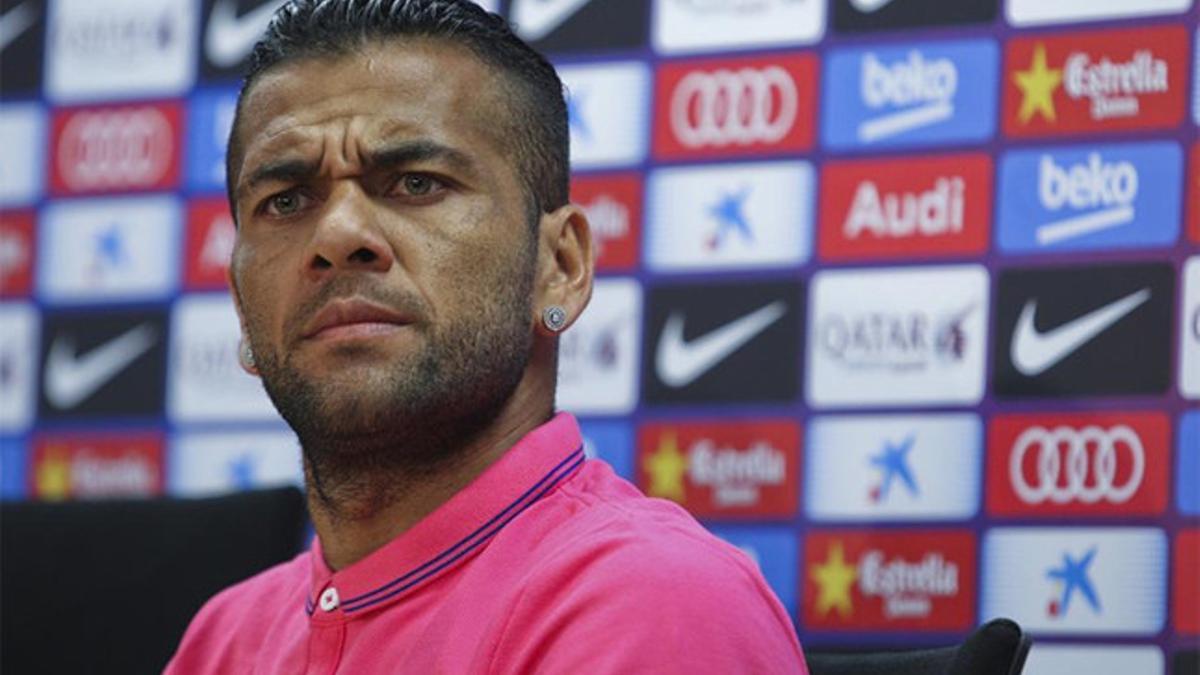 Alves, en un momento de su explosiva rueda de prensa