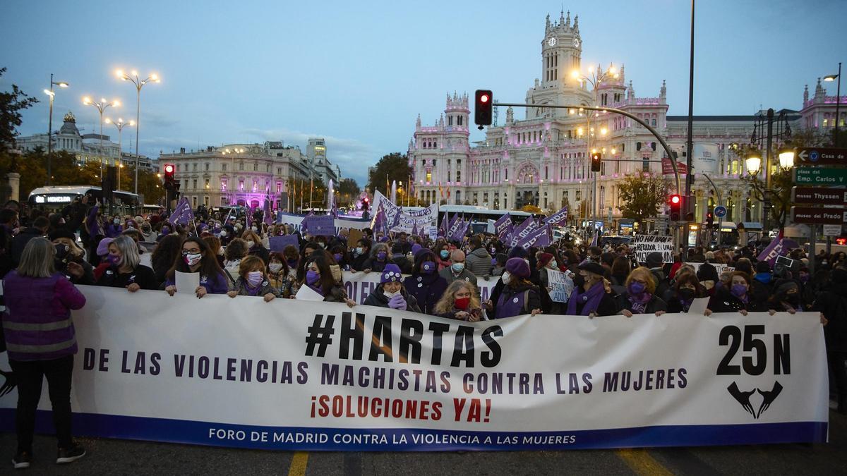 Mujeres y hombres de toda España claman en la calle contra la violencia de género.