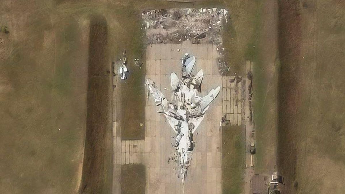 Esta imagen de satélite, tomada el 20 de mayo de 2025, muestra un falso avión utilizado como señuelo en la base aérea de Belaya, Rusia.