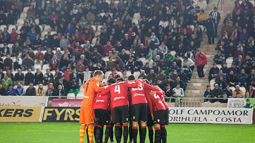 Hat nichts genützt: Schulterschluss von Real Mallorca vor dem Spiel in Córdoba.