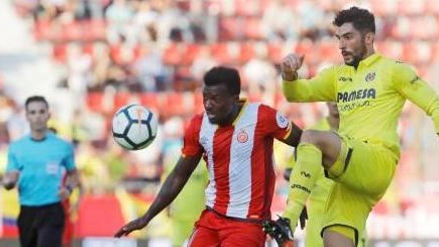 Larry Kayode controla una pilota davant la pressió d&#039;Álvaro González (Vila-real).