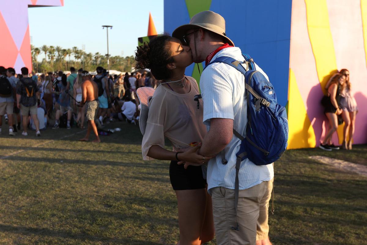 Una pareja besándose en el recinto del festival.