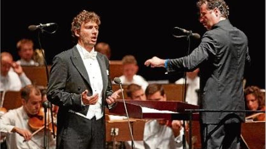 Jonas Kaufmann en plena actuació, diumenge a la nit a Peralada; al seu costat, el director Jochen Rieder.