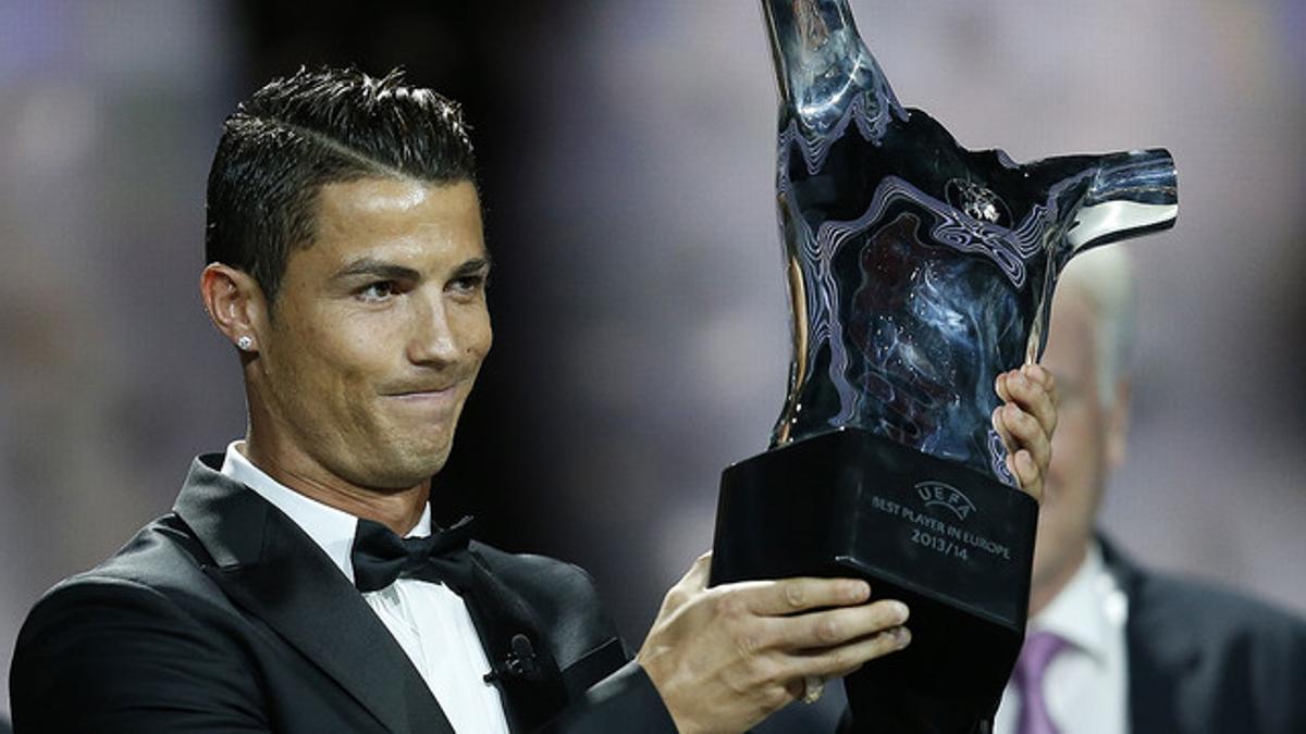 Cristiano Ronaldo, con el trofeo que lo acredita como mejor jugador europeo de la temporada