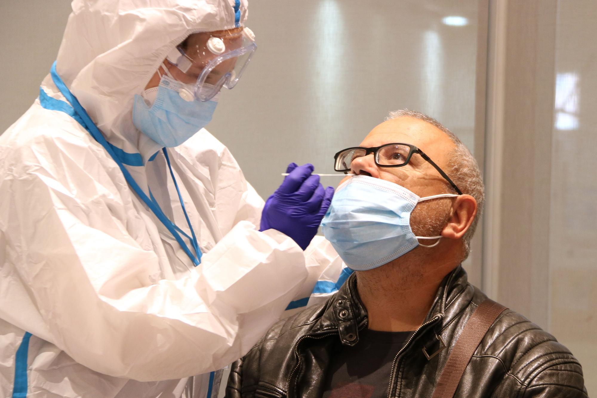 Un ciudadano se realiza una PCR en el Centre Cívic Cal Balsach de Sabadell, noviembre 2020