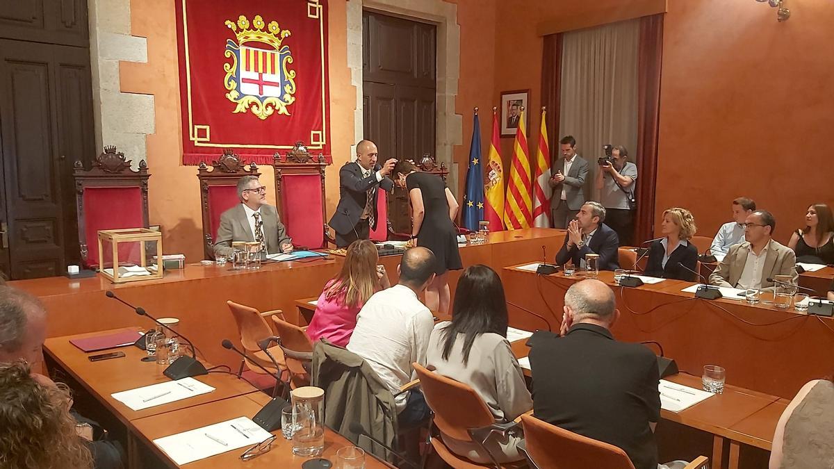 L'alcalde Marc Aloy lliura la medalla de regidora a Roser Alegre, de Fem Manresa