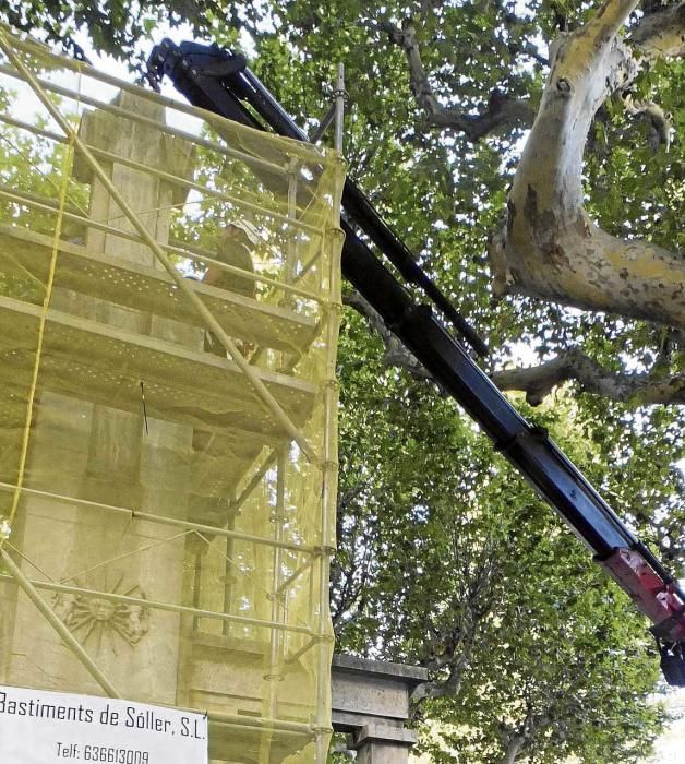 Manifestantes cristianos intentan parar la retirada de la cruz de la plaza de España de Sóller