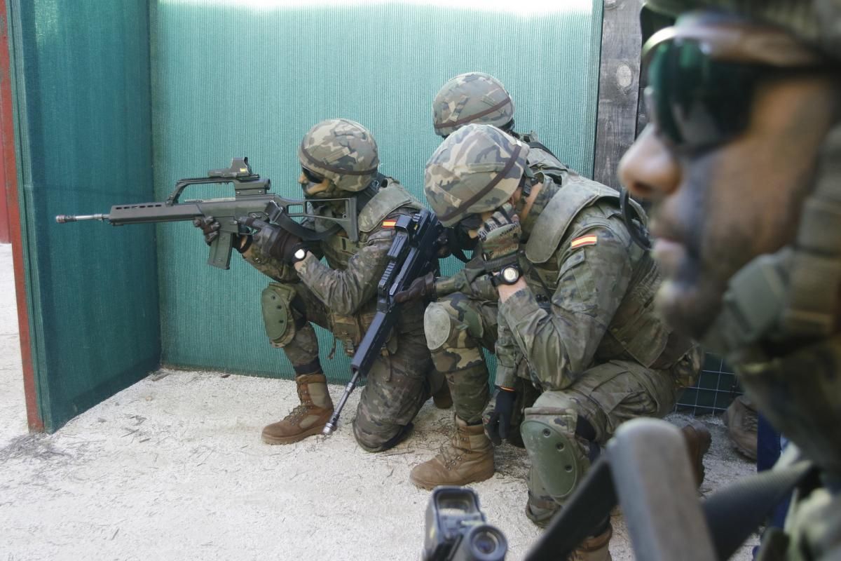 Maniobras de la brigada Guzmán el Bueno antes de su despliegue en Letonia