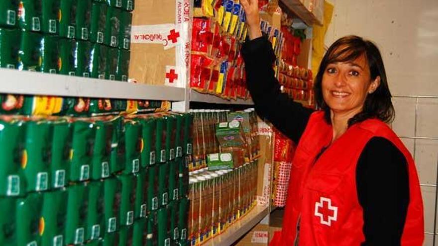 Cristina Carrión en el almacén de alimentos de Cruz Roja Alicante