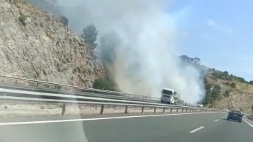 Un incendi al costat de l’AP-7 a Benissa amenaça la Serra d’Oltà