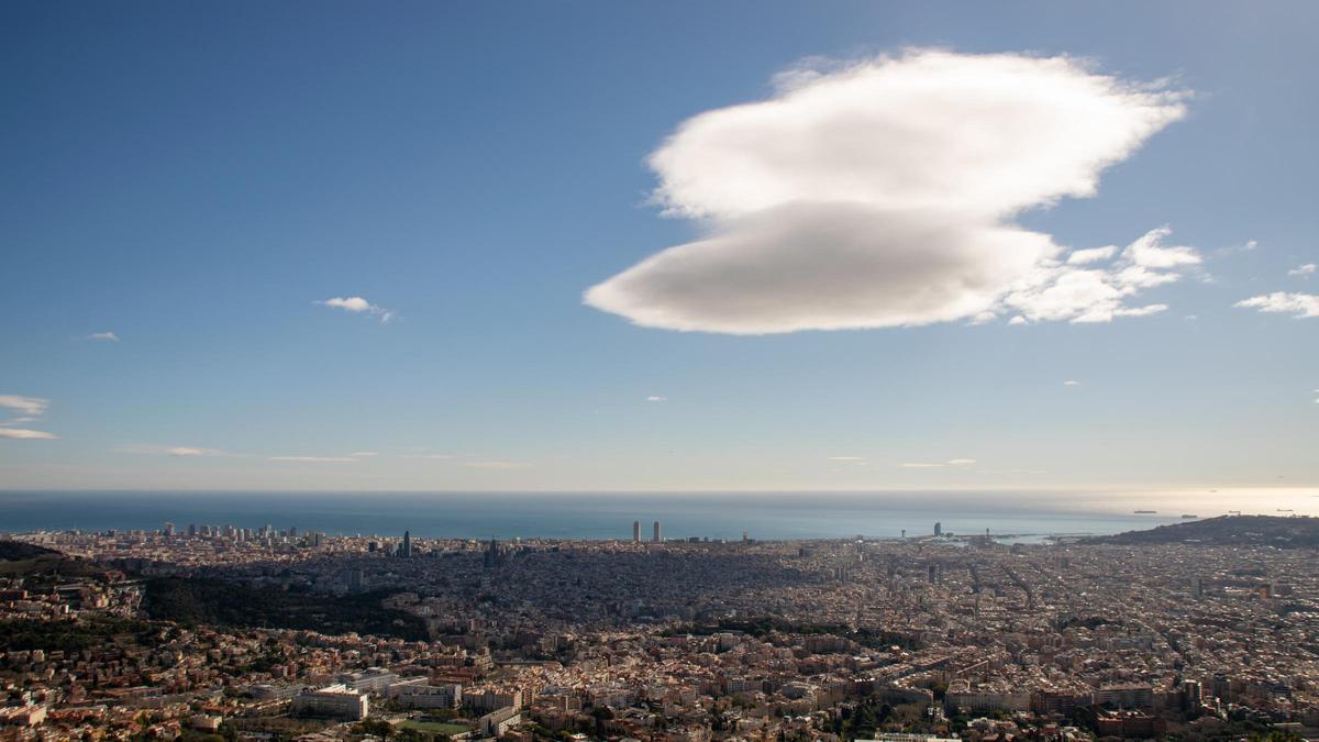 Nubes lenticulares vistos desde el Observatori Fabra, la mañana del 12 de febrero del 2024