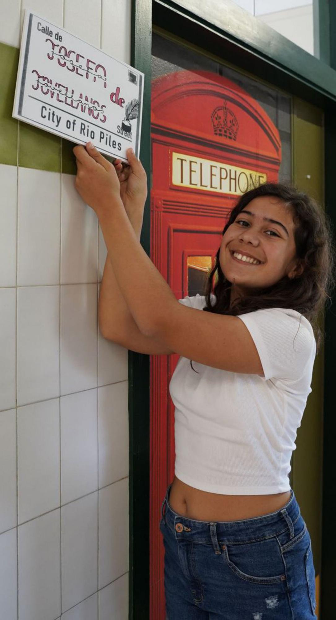 Daniela Naveiro coloca una de las placas por la Semana de la mujer y la ciencia. |  Irene Sirgo 